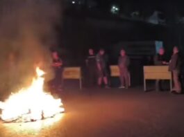 Ένταση στην Ιχθυόσκαλα Νέας Μηχανιώνας: Αλιείς έκλεισαν τον δρόμο για να εμποδίσουν τουρκικά φορτηγά με ψάρια, βίντεο