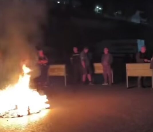 Ένταση στην Ιχθυόσκαλα Νέας Μηχανιώνας: Αλιείς έκλεισαν τον δρόμο για να εμποδίσουν τουρκικά φορτηγά με ψάρια, βίντεο